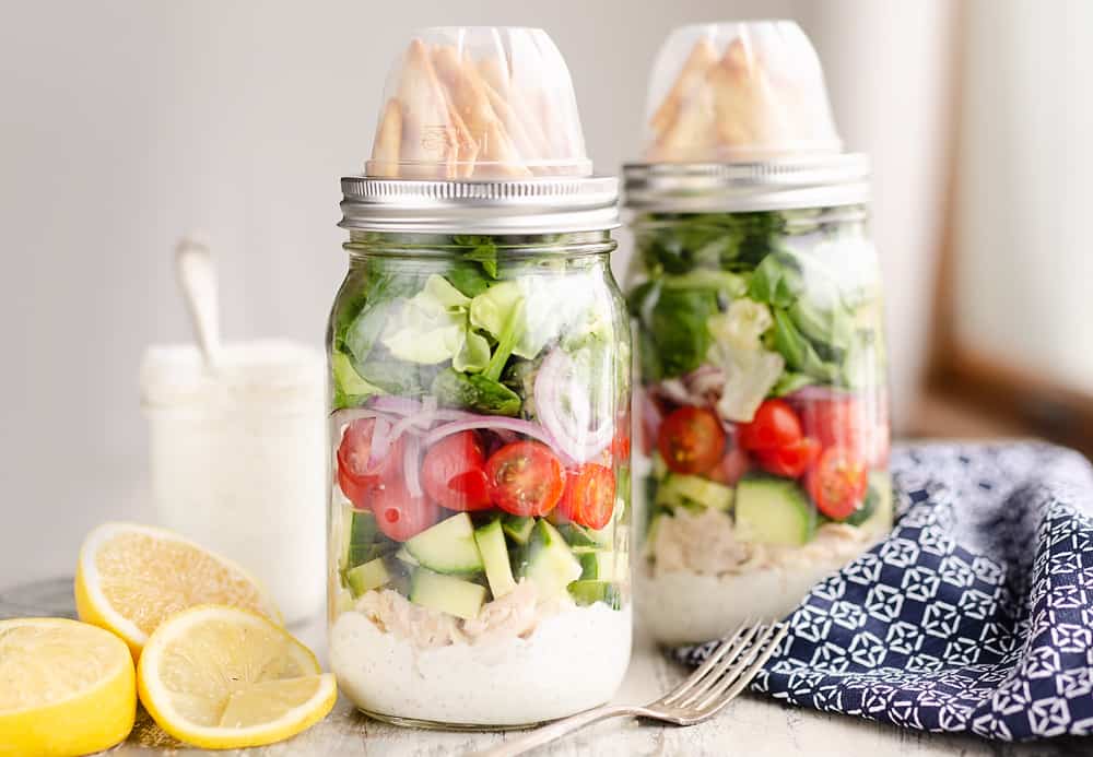 HEALTHY LOW CARB MEAL PREP: GREEK MASON JAR SALAD RECIPE WITH CHICKEN