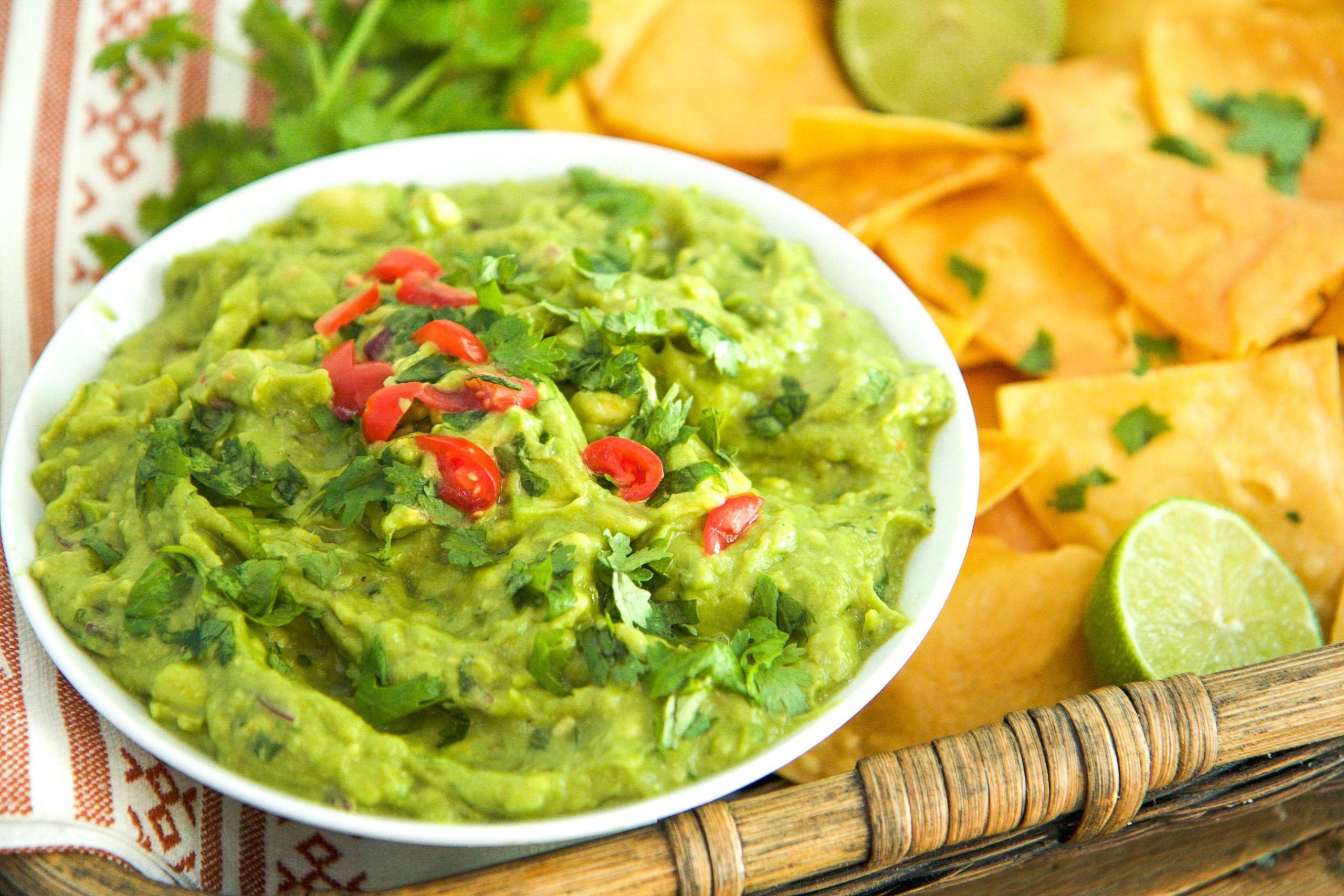 THE BEST HOMEMADE GUACAMOLE RECIPE (CHIPOTLE COPYCAT)